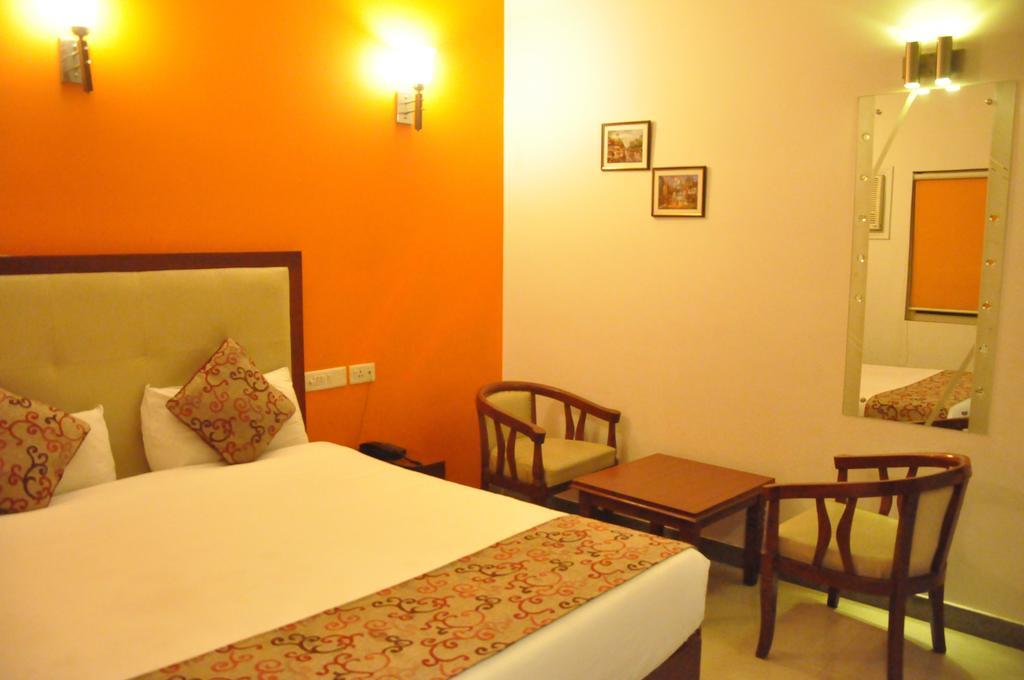 Hotel Deviram Palace Agra  Exteriör bild
