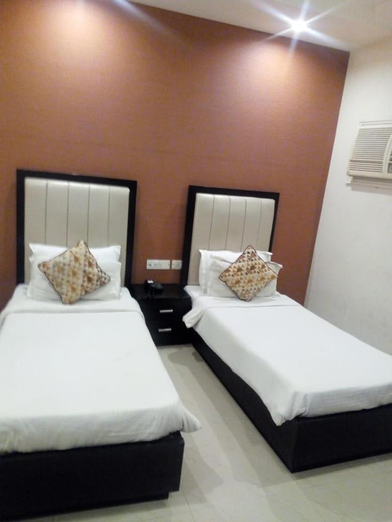 Hotel Deviram Palace Agra  Exteriör bild