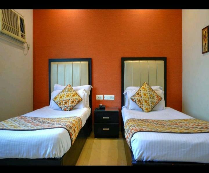 Hotel Deviram Palace Agra  Exteriör bild