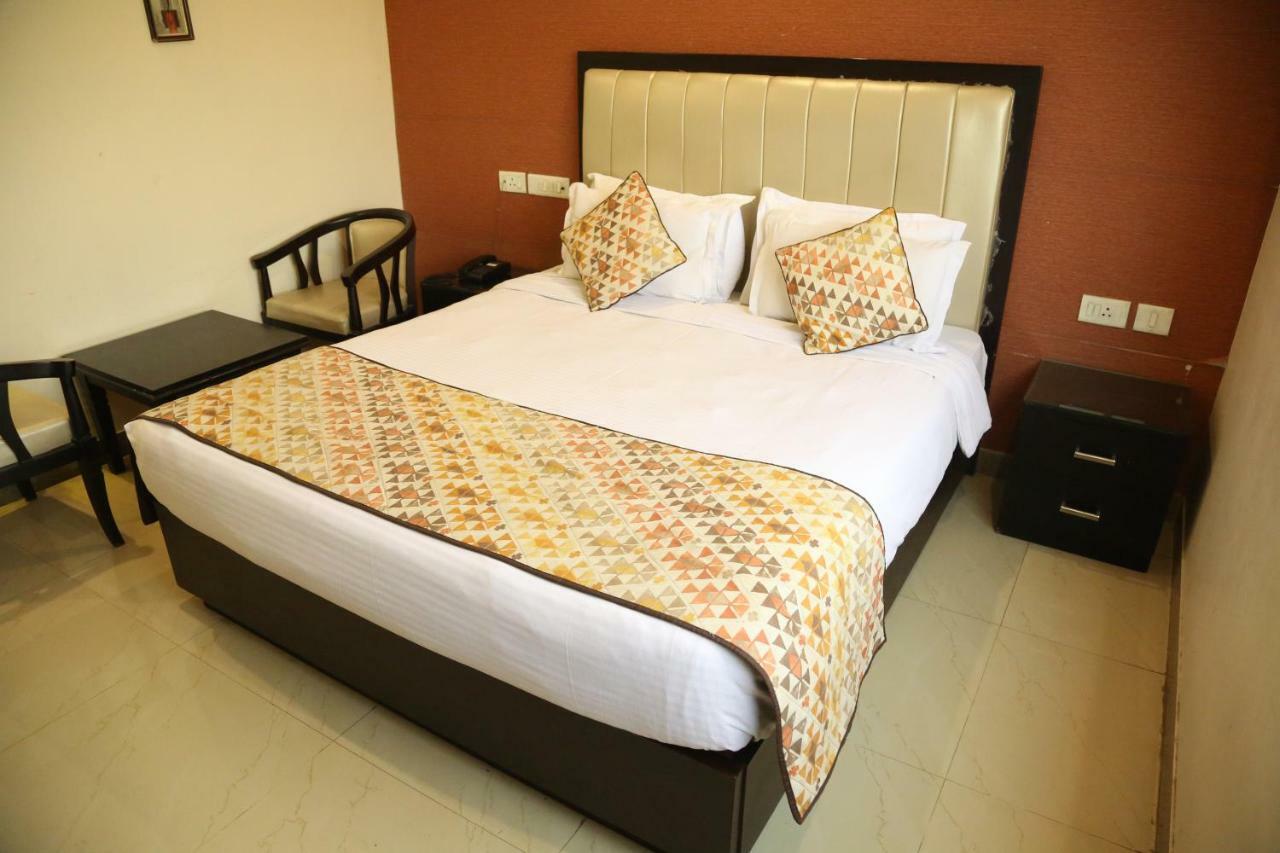 Hotel Deviram Palace Agra  Exteriör bild
