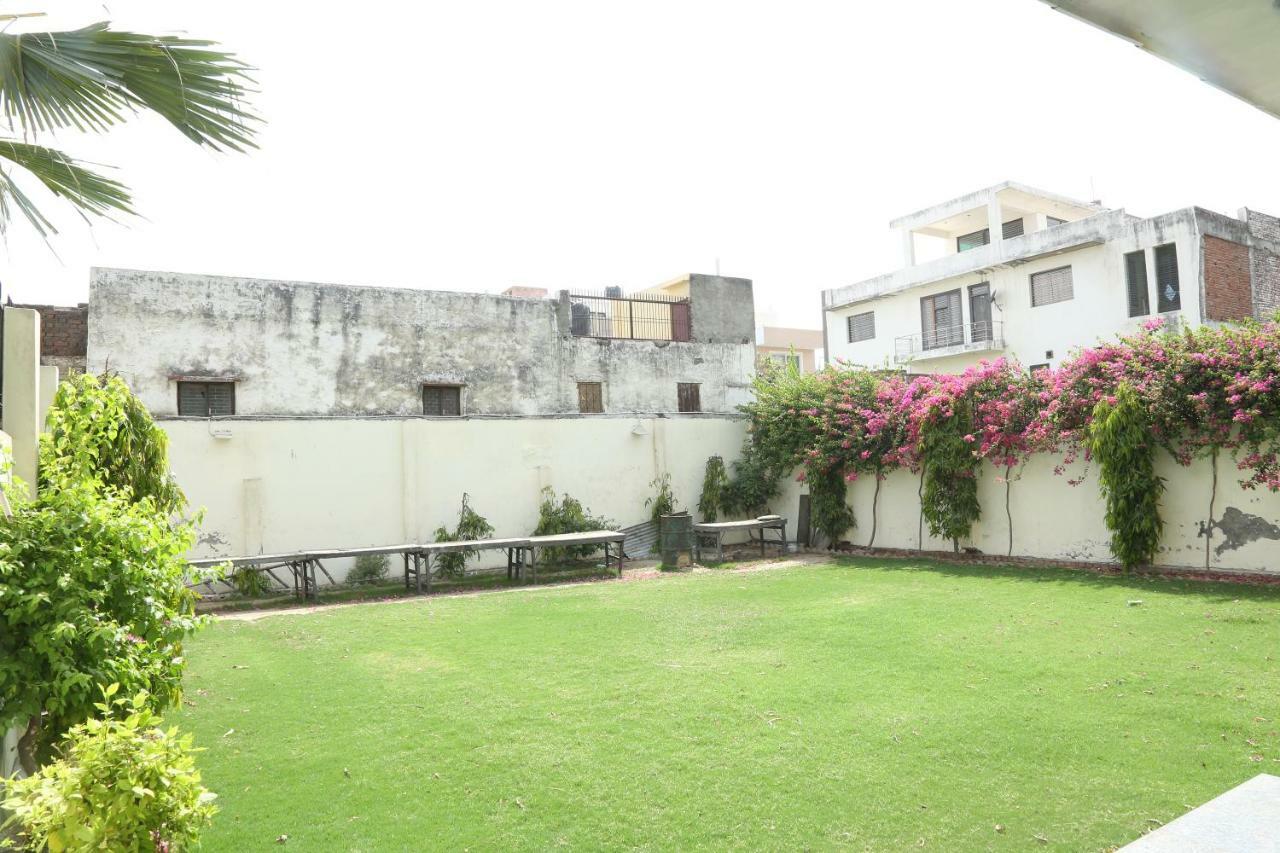 Hotel Deviram Palace Agra  Exteriör bild
