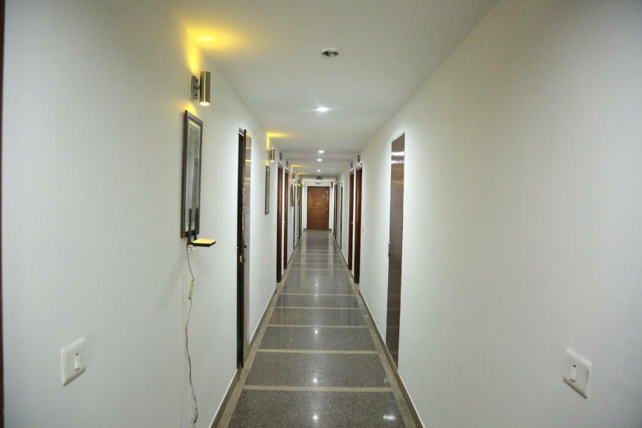 Hotel Deviram Palace Agra  Exteriör bild